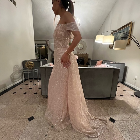 Beautiful Medium blush dress size 10. Only wore once, great shape and condition - Picture 7 of 7